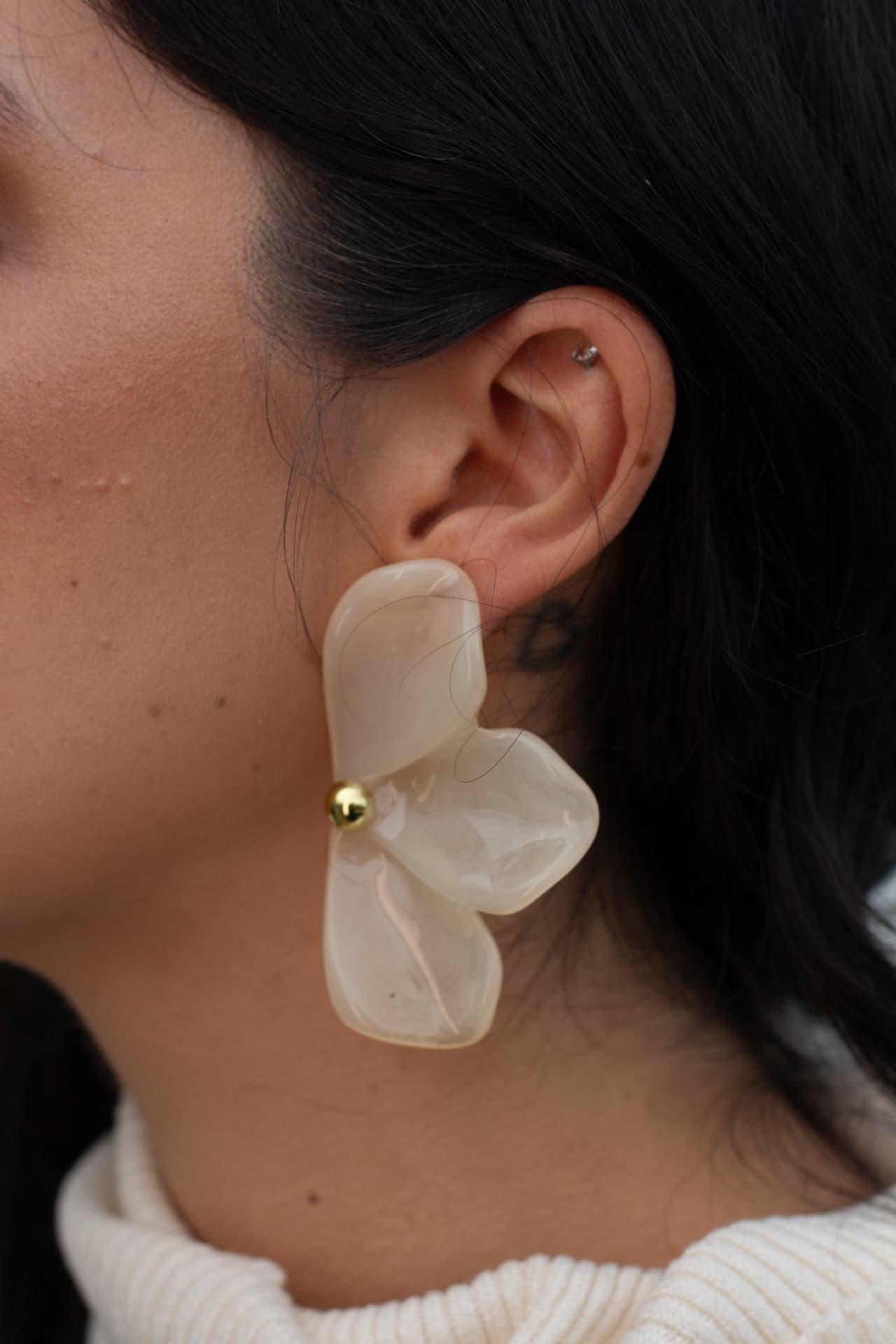 Brinco flor em resina com detalhe dourado