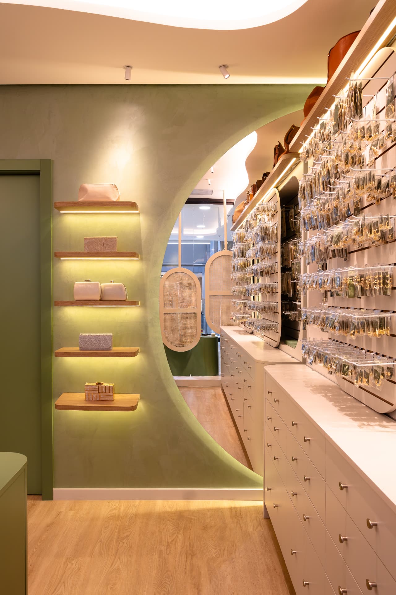 Prateleiras iluminadas com clutches e bolsas na loja Bergs